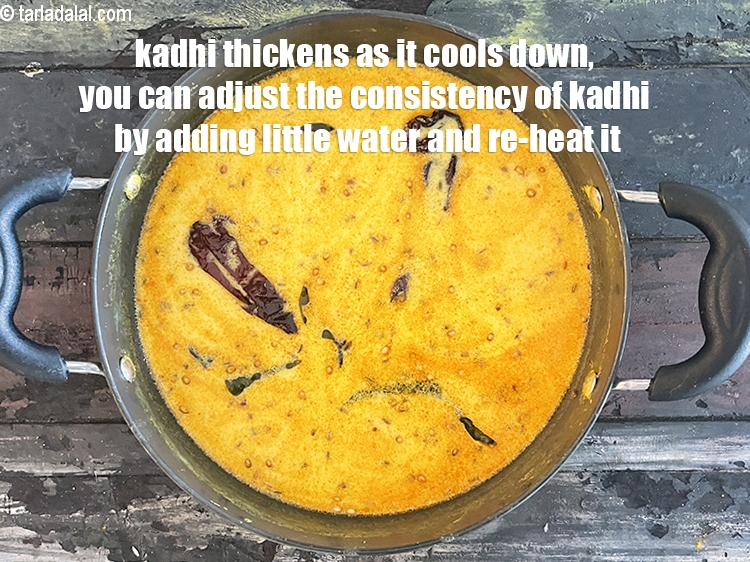 स्टेप 27 – कढ़ी ठंडी होने पर गाढ़ी हो जाती है, आप इसमें …