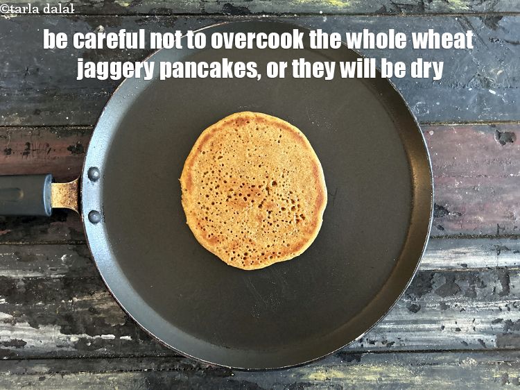 स्टेप 25 – सावधान रहें कि<strong>&nbsp;होल व्हीट एगलेस गुड़ पैनकेक</strong>&nbsp;को&nbsp;ज्यादा न पकाएं , …