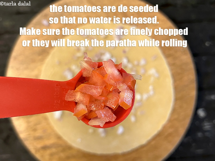 स्टेप 36 – बीज को टमाटर&nbsp;से हटा दिया जाता है ताकि पानी न …