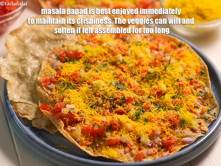 स्टेप 31 – मसाला पापड़ को तुरंत खाने से उसका कुरकुरापन बरकरार रहता …