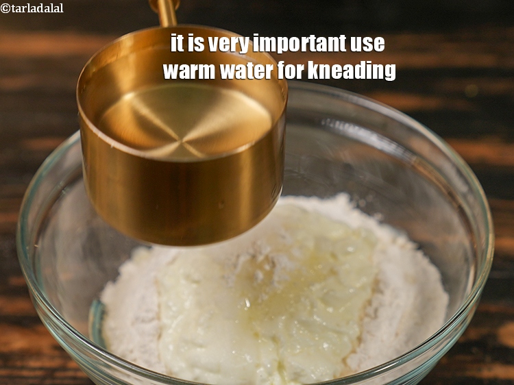 स्टेप 31 – आटा गूंथने के लिए गर्म पानी का उपयोग करना बहुत …