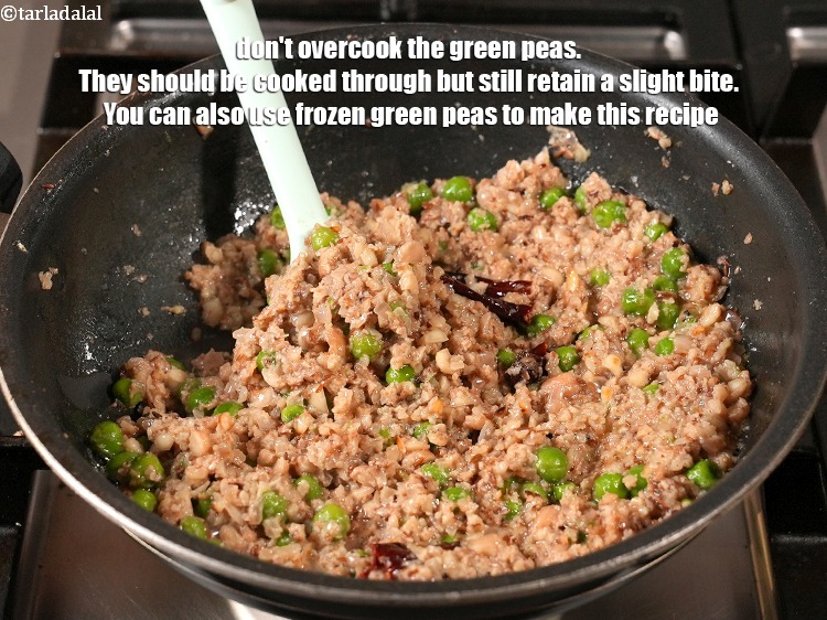 स्टेप 23 – हरी मटर को ज़्यादा न पकाएँ। उन्हें अच्छी तरह से …