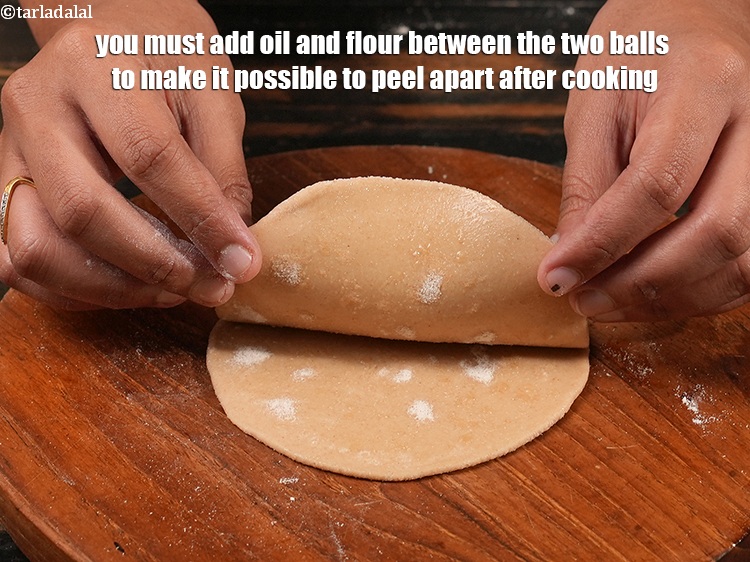 स्टेप 22 – आपको दोनों गेंदों के बीच तेल और आटा डालना होगा …