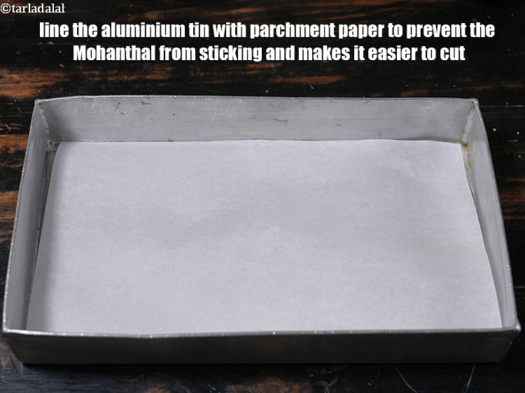स्टेप 40 – मोहनथाल को चिपकने से रोकने के लिए एल्युमिनियम टिन पर …