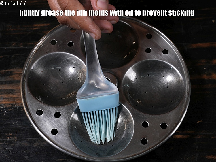 स्टेप 36 – इडली के सांचों को चिपकने से बचाने के लिए उन …