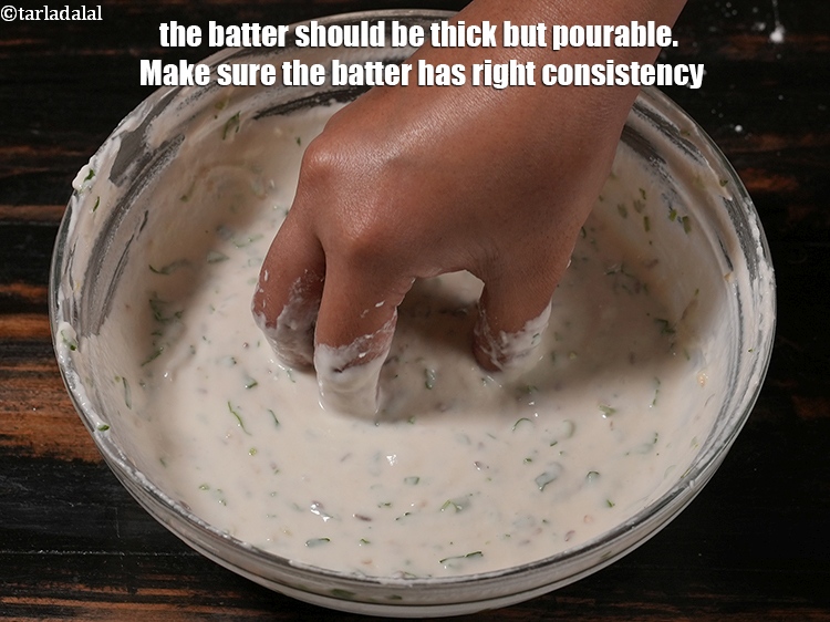 स्टेप 21 – घोल गाढ़ा होना चाहिए लेकिन डालने लायक होना चाहिए। सुनिश्चित …