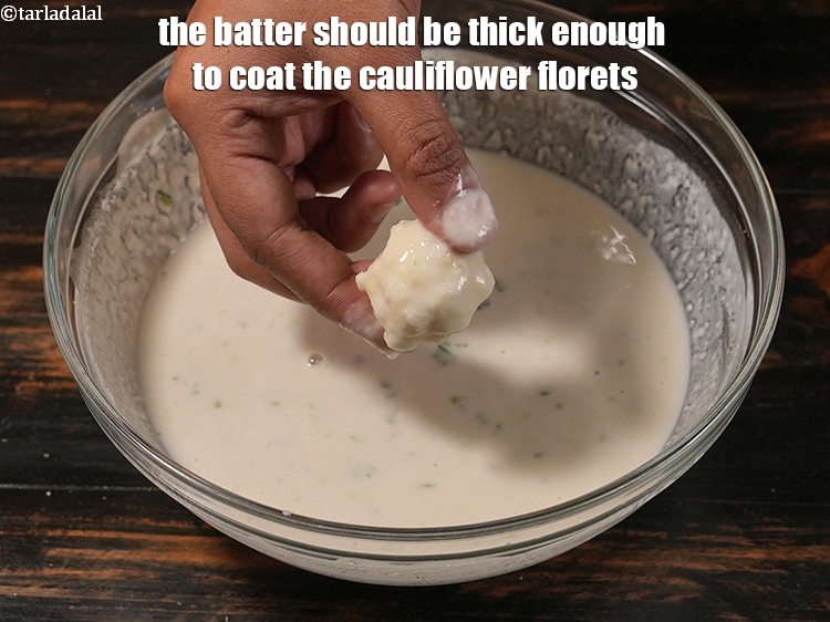 स्टेप 25 – मिश्रण इतना गाढ़ा होना चाहिए कि वह फूलगोभी के फूलों …