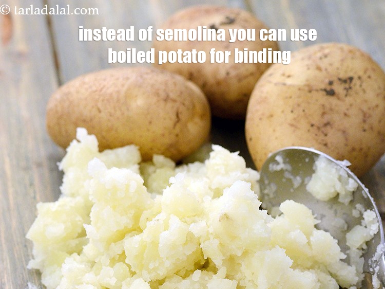 स्टेप 25 – बाइंडिंग के लिए आप सूजी की जगह उबले हुए आलू …