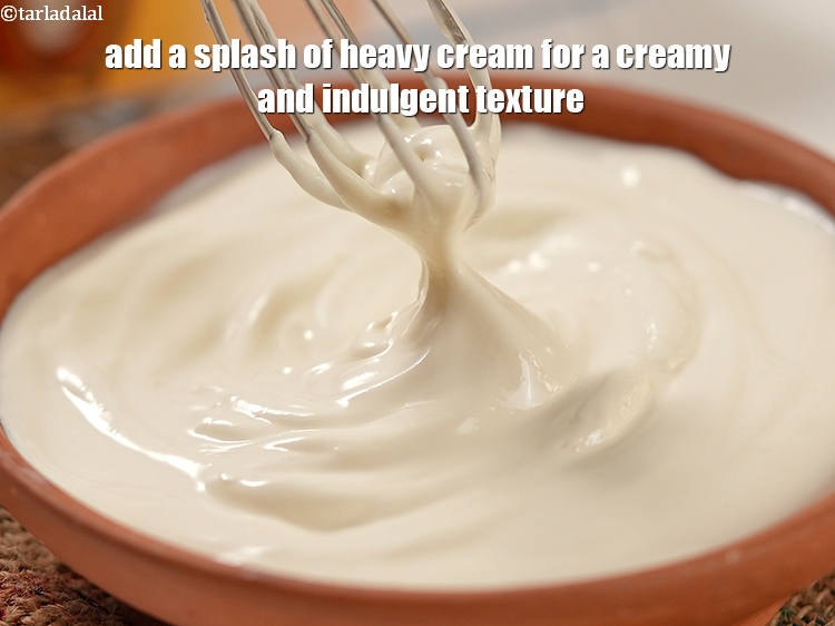 स्टेप 34 – मलाईदार और स्वादिष्ट बनावट के लिए इसमें थोड़ी क्रीम मिलाएं।