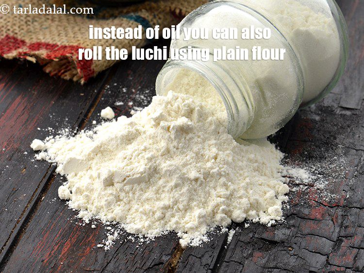 स्टेप 16 – तेल की जगह आप मैदे की सहायता से भी लूची …