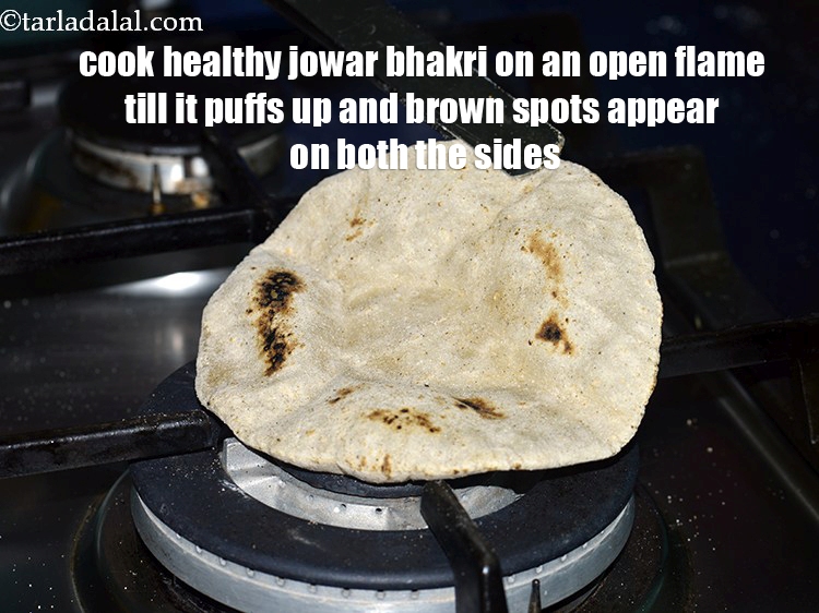Step 22 – <meta charset="UTF-8" />Cook&nbsp;<strong>healthy jowar bhakri&nbsp;</strong>on an open flame till it puffs up and brown spots …