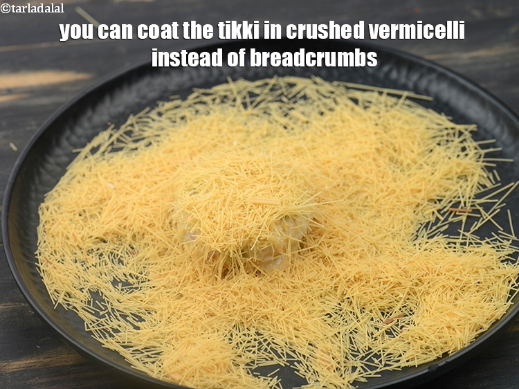 स्टेप 37 – आप टिक्की को ब्रेडक्रम्ब्स के स्थान पर कुचली हुई सेवई …