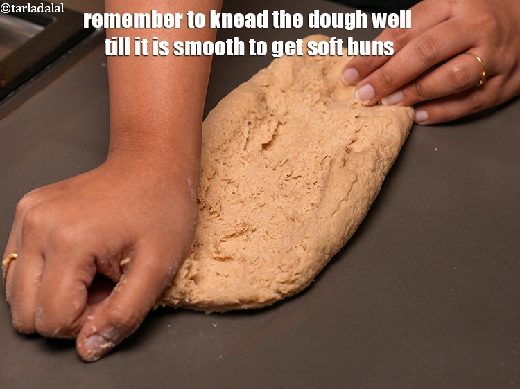 स्टेप 35 – याद रखें कि नरम बन्स बनाने के लिए आटे को …