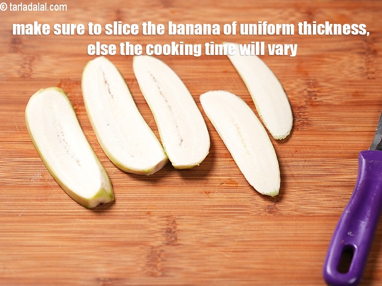 स्टेप 25 – सुनिश्चित करें कि केले को एक समान मोटाई के टुकड़े …