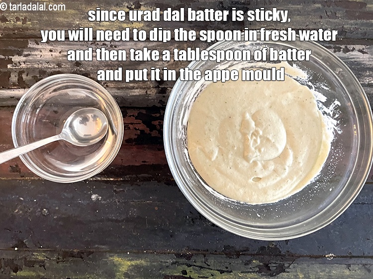 स्टेप 29 – चूंकि उड़द दाल का बैटर चिपचिपा होता है, इसलिए आपको …
