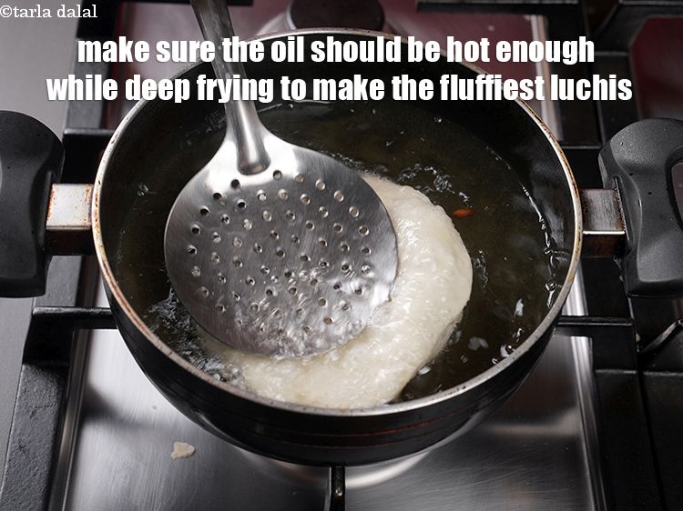 स्टेप 17 – फूली हुई लुचियां बनाने के लिए तलते समय तेल पर्याप्त …