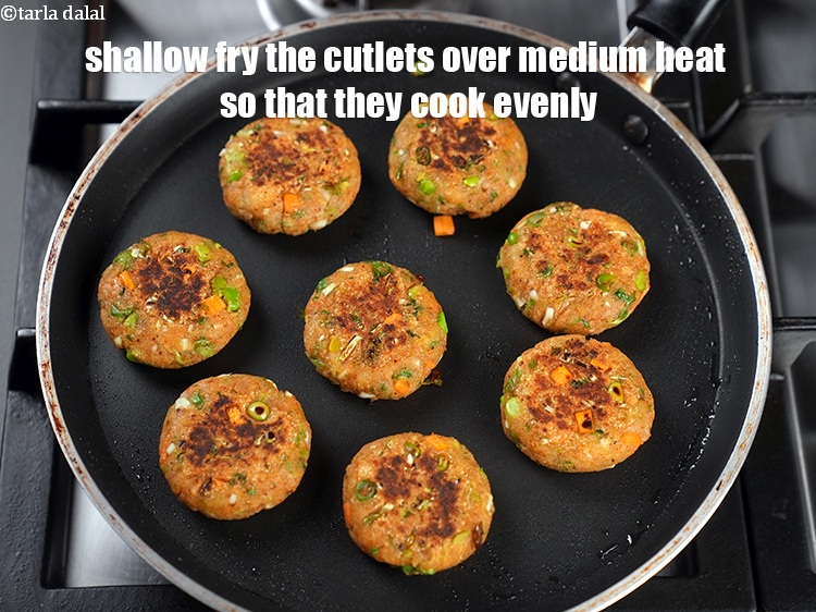स्टेप 26 – कटलेट को मध्यम आंच पर हल्का तलें ताकि वे समान …