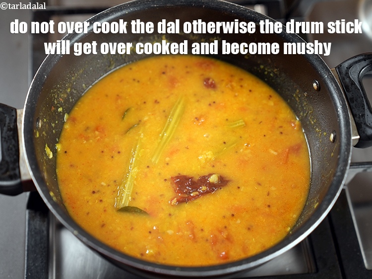 स्टेप 33 – दाल को ज्यादा न पकाएं वरना ड्रमस्टिक ज्यादा पक जाएगी …