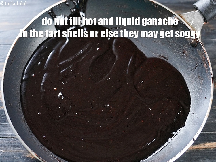 स्टेप 22 – टार्ट के गोले में गर्म और तरल गनाश न भरें …