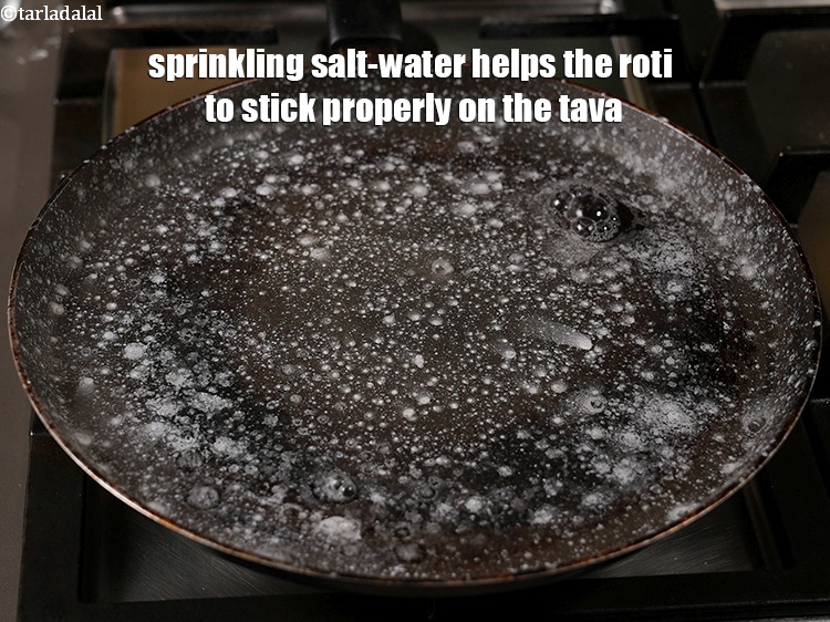 स्टेप 32 – नमक-पानी छिड़कने से रोटी तवे पर अच्छी तरह चिपक जाती …