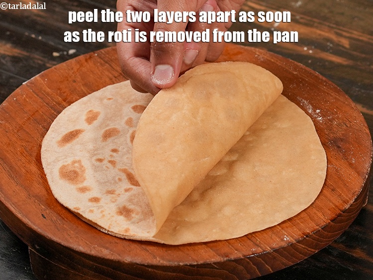 स्टेप 23 – जैसे ही रोटी को तवे से निकालें, दोनों परतों को …
