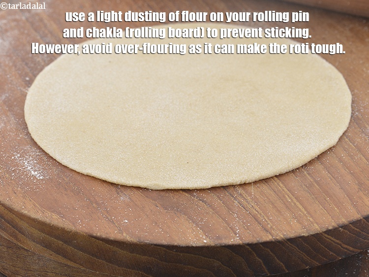 स्टेप 21 – अपने बेलन और चकले पर हल्का सा आटा छिड़क लें …