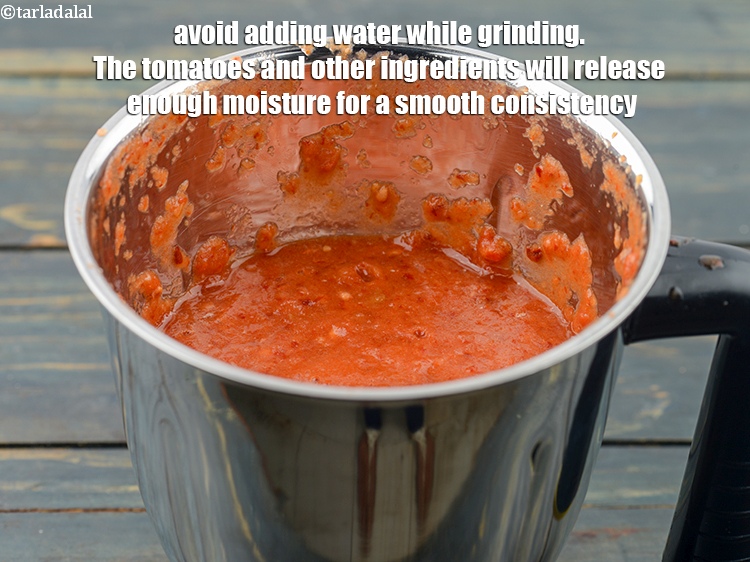 स्टेप 27 – पीसते समय पानी न डालें। टमाटर और अन्य सामग्री पर्याप्त …