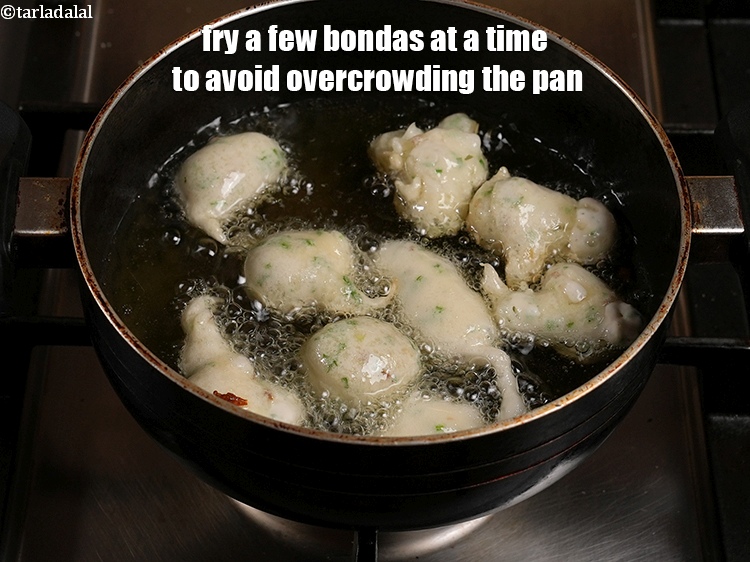 स्टेप 22 – पैन में अधिक बोंडा न हो जाए इसके लिए एक …