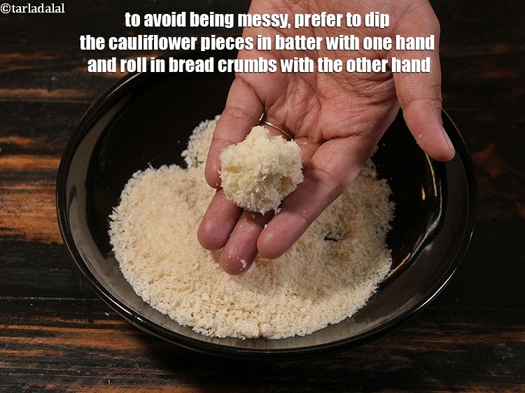 स्टेप 26 – गन्दा होने से बचने के लिए, गोभी के टुकड़ों को …