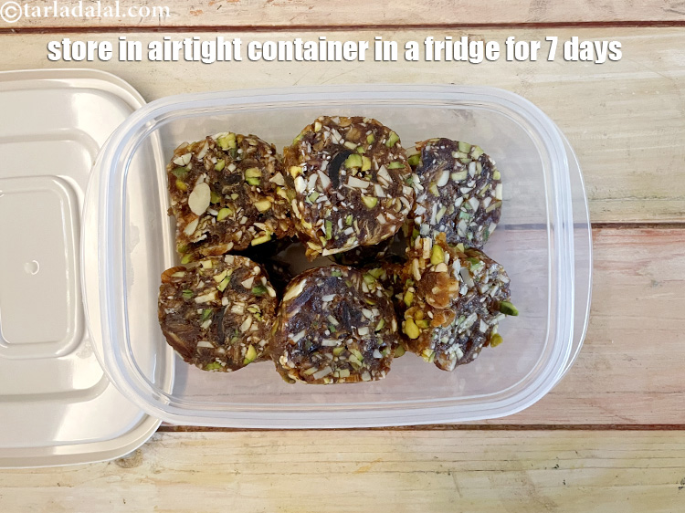 स्टेप 26 – खजूर पिस्ता बादाम बर्फी को फ्रिज में रखना सबसे अच्छा …