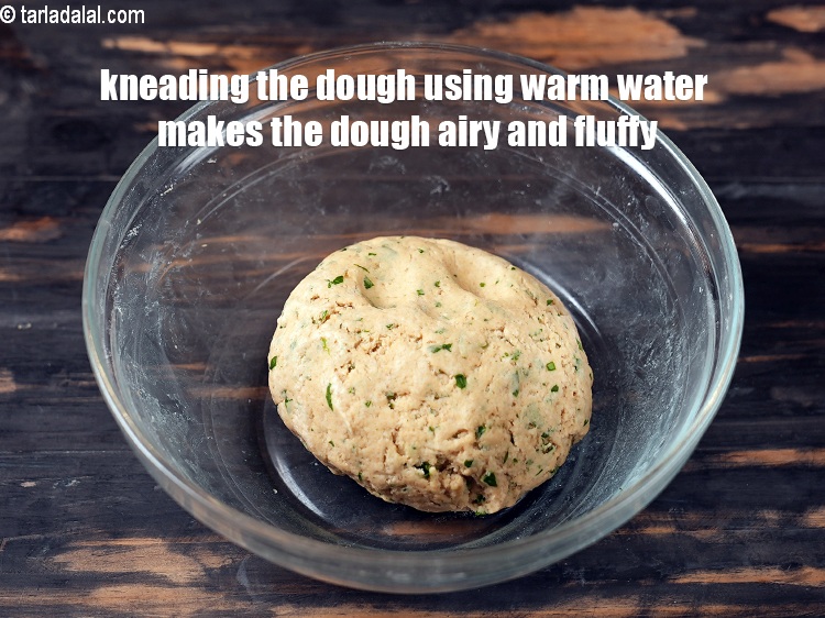 स्टेप 27 – गुनगुने पानी का उपयोग करके आटा गूंथने से आटा हवादार …