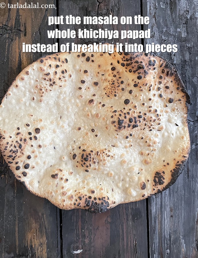 स्टेप 24 – आप पापड़&nbsp;को टुकड़ों में तोड़ने के बजाय मसाले को पूरे …