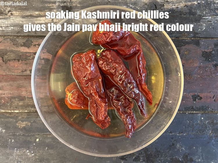 स्टेप 42 – कश्मीरी लाल मिर्च भिगोने से&nbsp;<strong>जैन पाव&nbsp;</strong><strong>भाजी को चमकीला लाल रंग …