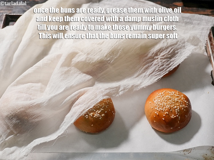 स्टेप 36 – एक बार जब बन तैयार हो जाएं, तो उन्हें जैतून …