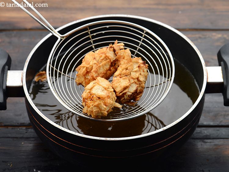 Step 27 – Deep-fry 2 to 3 paneer papad fritters at a time only.