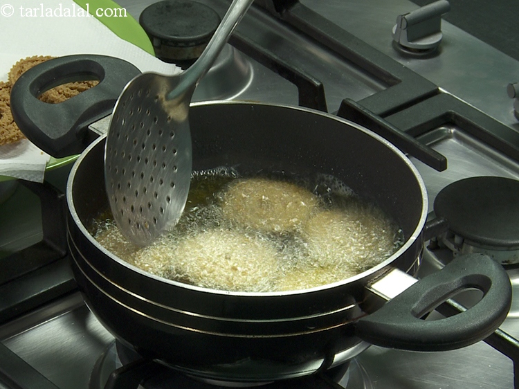 स्टेप 40 – हालांकि इन चकली को डीप फ्राई करते समय आपको थोड़ा …