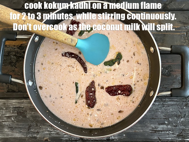 स्टेप 31 – <strong>कोकम कढ़ी को</strong>&nbsp;मध्यम आंच पर लगातार चलाते हुए 2 से …