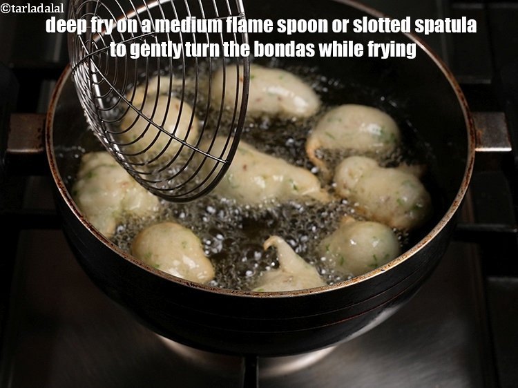 स्टेप 23 – मध्यम आंच पर चम्मच या स्लॉटेड स्पैटुला पर डीप फ्राई …