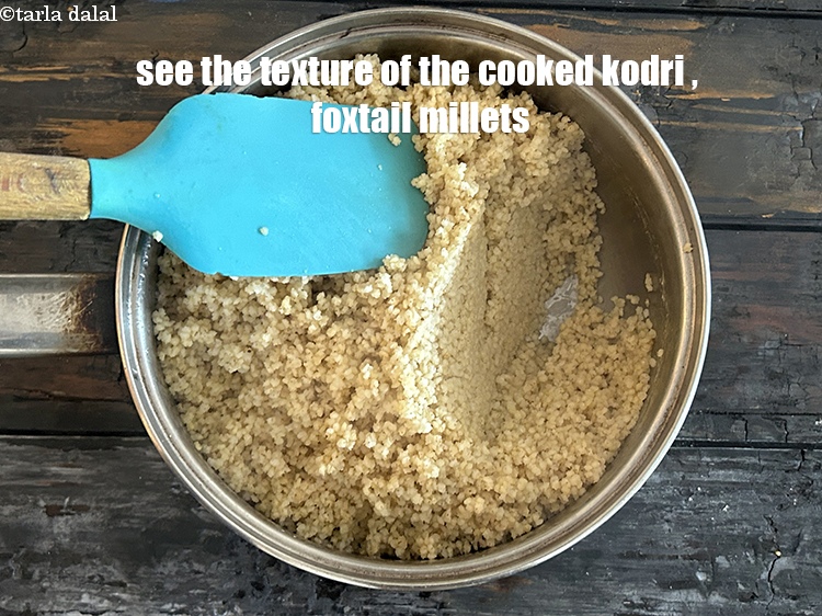 स्टेप 27 – पकी हुई कोदरी की बनावट देखें।