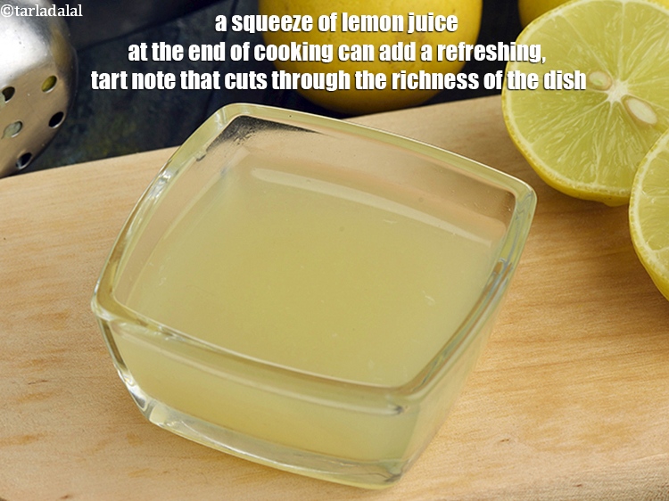 स्टेप 36 – पकाने के अंत में नींबू का रस निचोड़ने से पकवान …