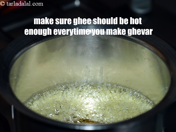 स्टेप 36 – जब भी आप घेवर बनाएं तो ध्यान रखें कि घी …