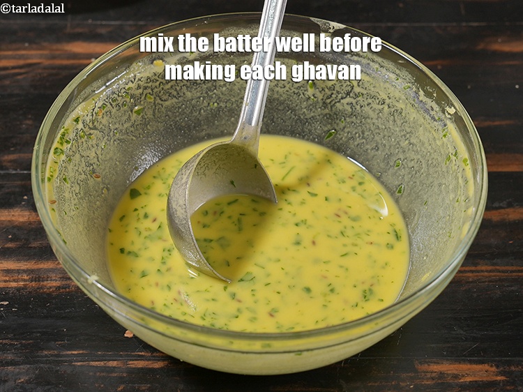 स्टेप 25 – प्रत्येक घावन बनाने से पहले घोल को अच्छी तरह मिला …