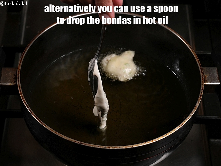 स्टेप 24 – वैकल्पिक रूप से आप बोंडा को गर्म तेल में डालने …