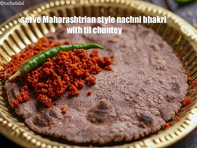स्टेप 26 – महाराष्ट्रीयन स्टाइल नाचनी भाकरी को तिल चटनी के साथ परोसें।