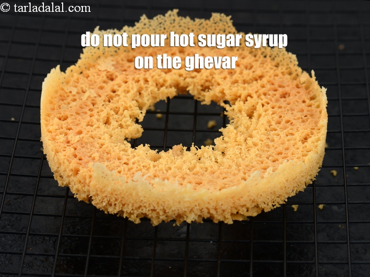 स्टेप 39 – घेवर के ऊपर गरम चाशनी न डालें।