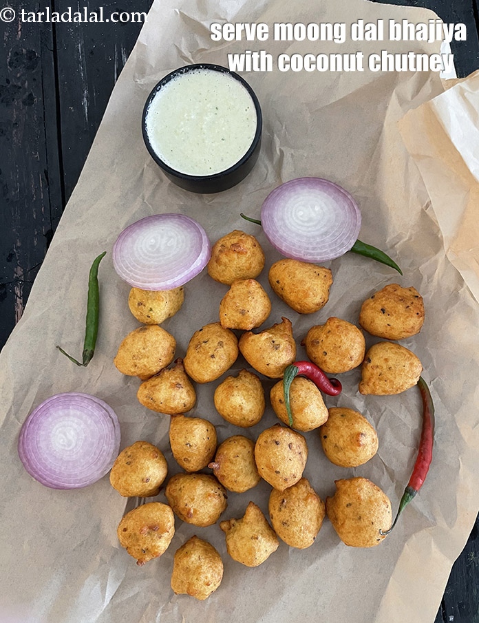 Step 32 – Serve <strong>moong dal bhajiya&nbsp;</strong>with coconut chutney. See <a href="https://www.tarladalal.com/coconut-chutney---idlis-and-dosas-1653r">how to make coconut chutney</a>.