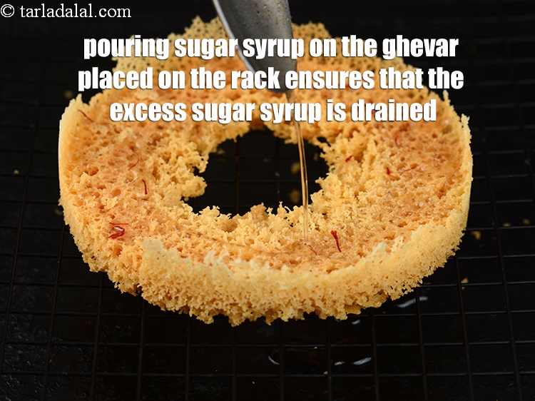 स्टेप 40 – रैक पर रखे घेवर पर चाशनी डालने से अतिरिक्त चाशनी …