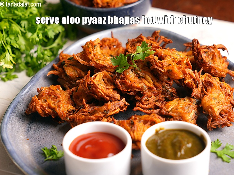 Step 24 – Serve <strong>aloo pyaaz bhajias</strong> hot with&nbsp;chutney.