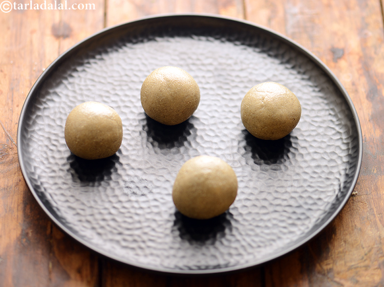 Step 4 – Since the recipe takes only 5 minutes to make, we have made only 4 ladoos …