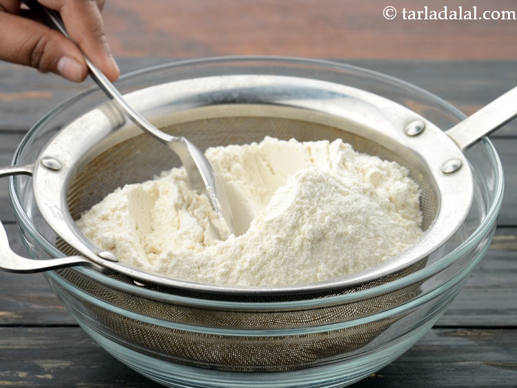 स्टेप 24 – हमेशा मैदा छान कर ही प्रयोग करें।